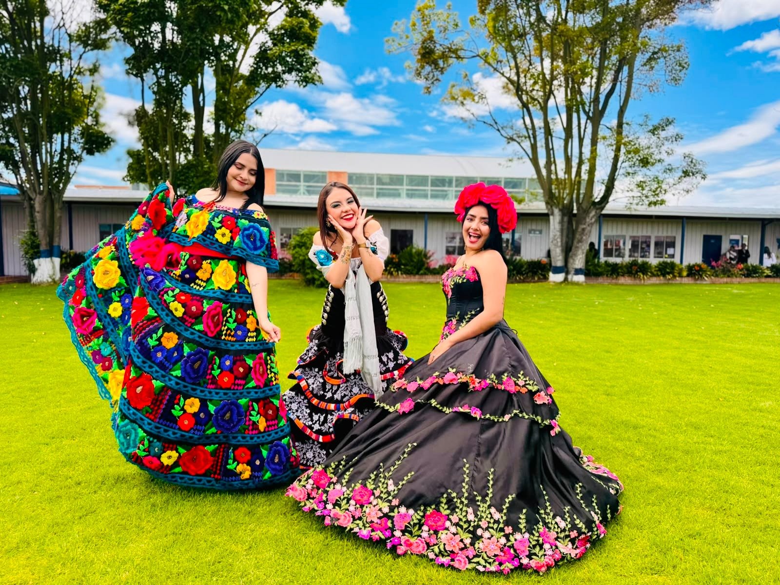 Sami, Nata La Voz y Lucerito celebrando el 10º aniversario del Mariachi Colombia Nueva Era